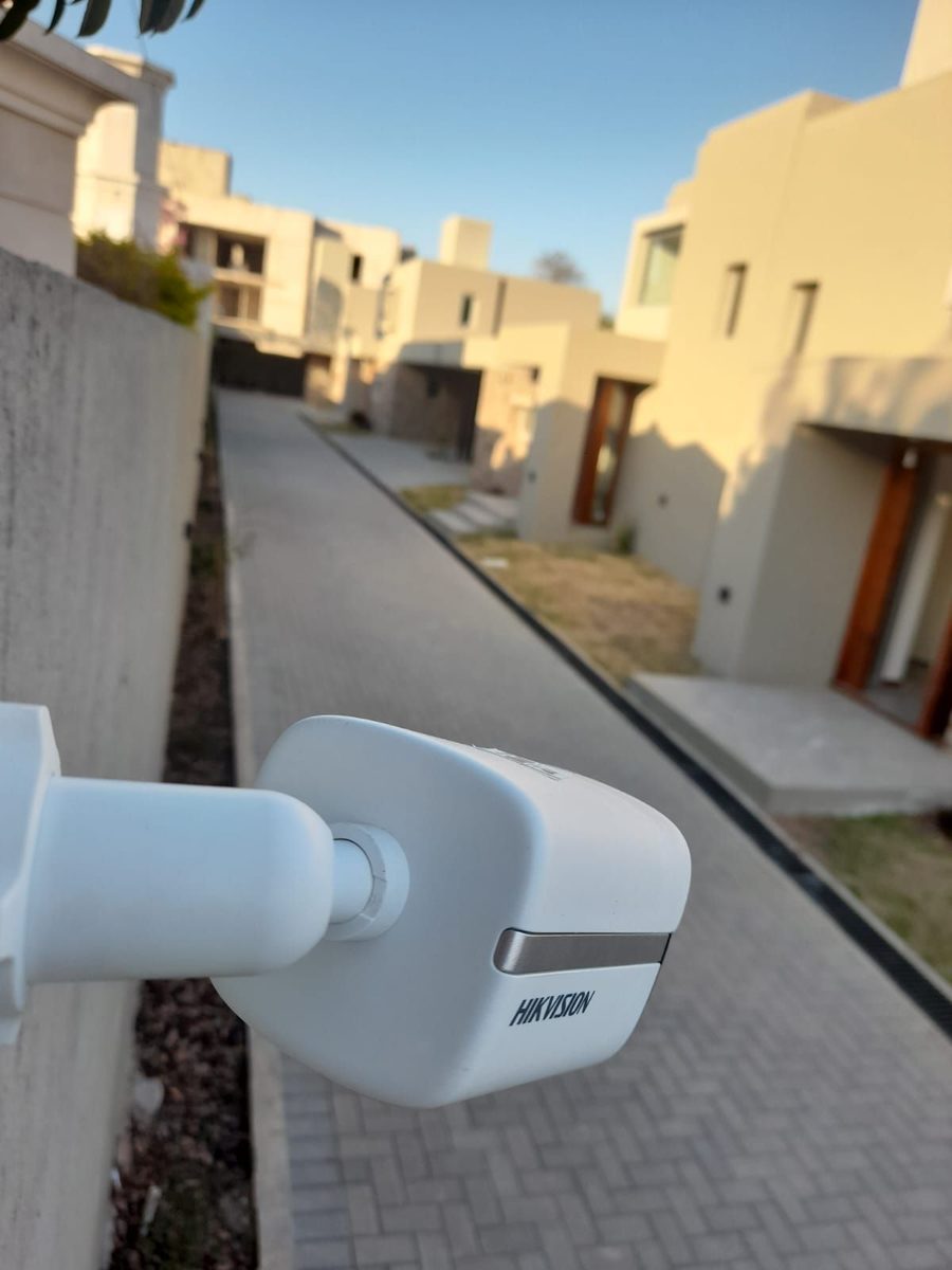 Caméra de vidéosurveillance installée sur une résidence